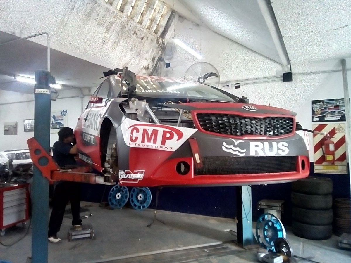 fgracing18's tweet photo. En la estructura de Nicolás Kern se trabaja sobre el @KiaCerato de @tomyurreta para la presentación de la C3 en Neuquén el próximo fin de semana. El martes estarán girando en @CVEoficial 
@prensatn https://t.co/QFikEbLydm