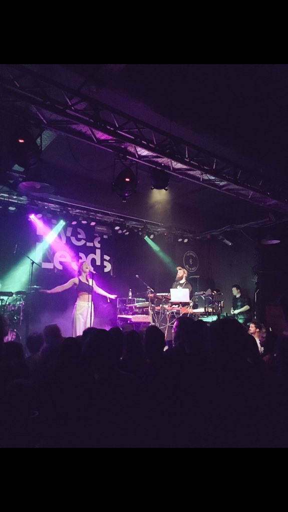 umpg_uk's tweet photo. Finishing up this glorious day @liveatleedsfest with the ray of sunshine that is @raemorrismusic 🙌🏻☀️#RaeMorris #LAL18 https://t.co/38Uw3VD4AD