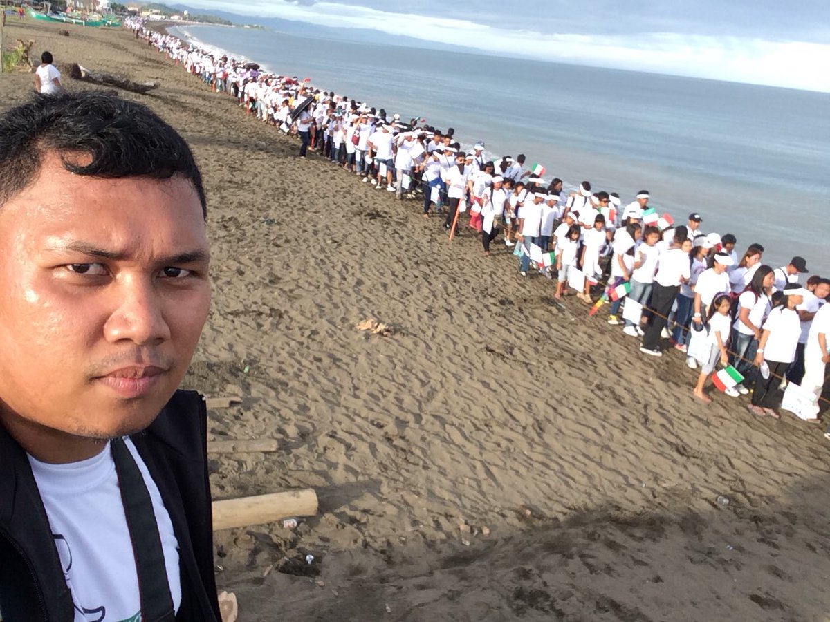 iamcaalim30's tweet photo. The long line at the sea shore #INCwalktofightpoverty https://t.co/SBBSHLhJwq