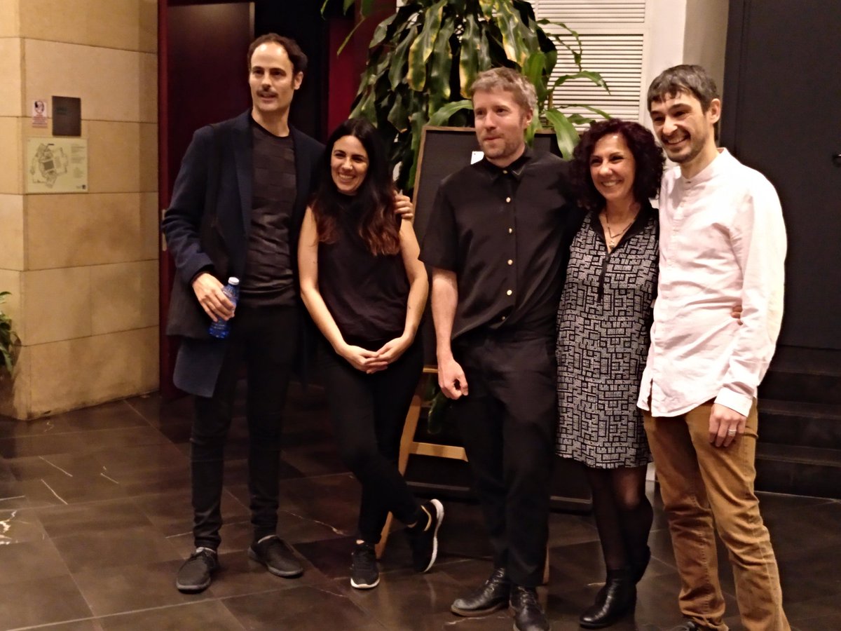 GallineroEl's tweet photo. Los 4 creadores de #33manerasdeirse (@laautomata @felixestaire @ArturoBrnal @JuanGomezAleman) con la Mamma, #MaríaSánchez, #TeatrodelBosque @aescenamostoles #éxodos #teatro https://t.co/lsoXuxuUwG