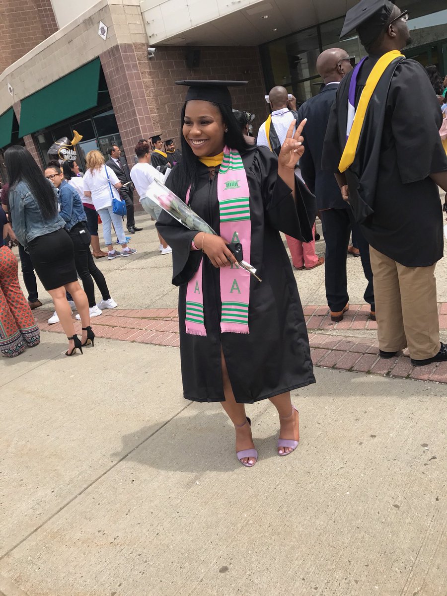 allyszn's tweet image. undergraduate at UB will definitely be something I’ll always remember 💕 #IssaWrap 💁🏽‍♀️