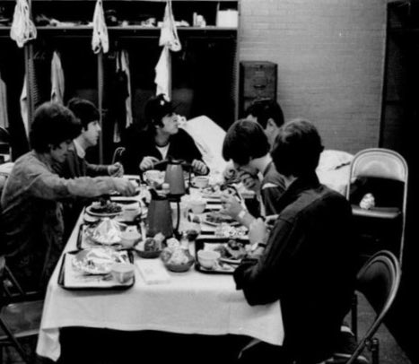 friseuringo's tweet photo. #TheBeatles with #BrianEpstein and #NeilAspinall eat a meal in the Minnesota Twins locker room. 
#MetropolitanStadium, #Minnesota, on August 21, 1965.
(📷https://t.co/fj5J3hVjmO) https://t.co/OPsJAZVg1z