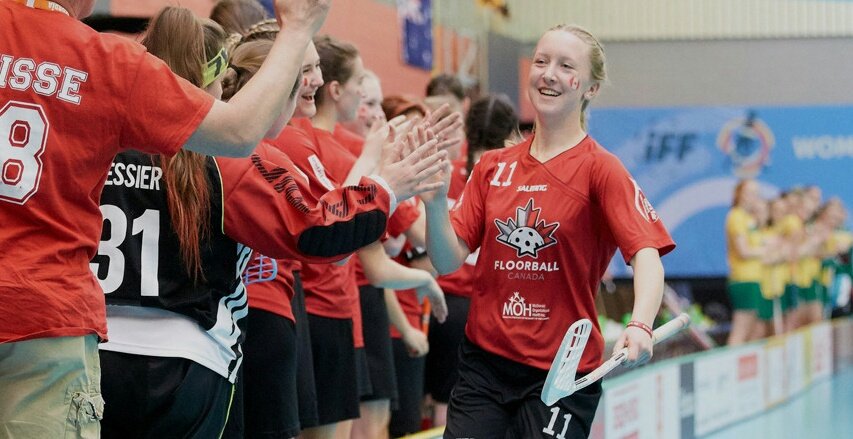 45⏰ GOALLLLL <a href="/U19CanadaWF/">U19 Canada WF Team</a>! They restore their two goal lead in the all-Commonwealth tie with #Australia, the score 3:1 and 13th place inches closer! #u19wfc #GirlsOnFire #floorball #Canada