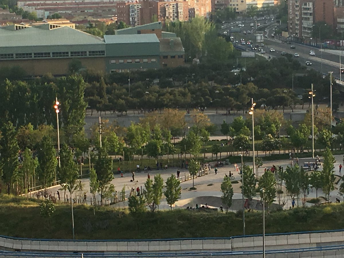 Elixir_cons's tweet photo. @Lineamadrid creo que ya podéis apagar estas luces no? #skateparkMadridRio https://t.co/75A7UtqaEJ