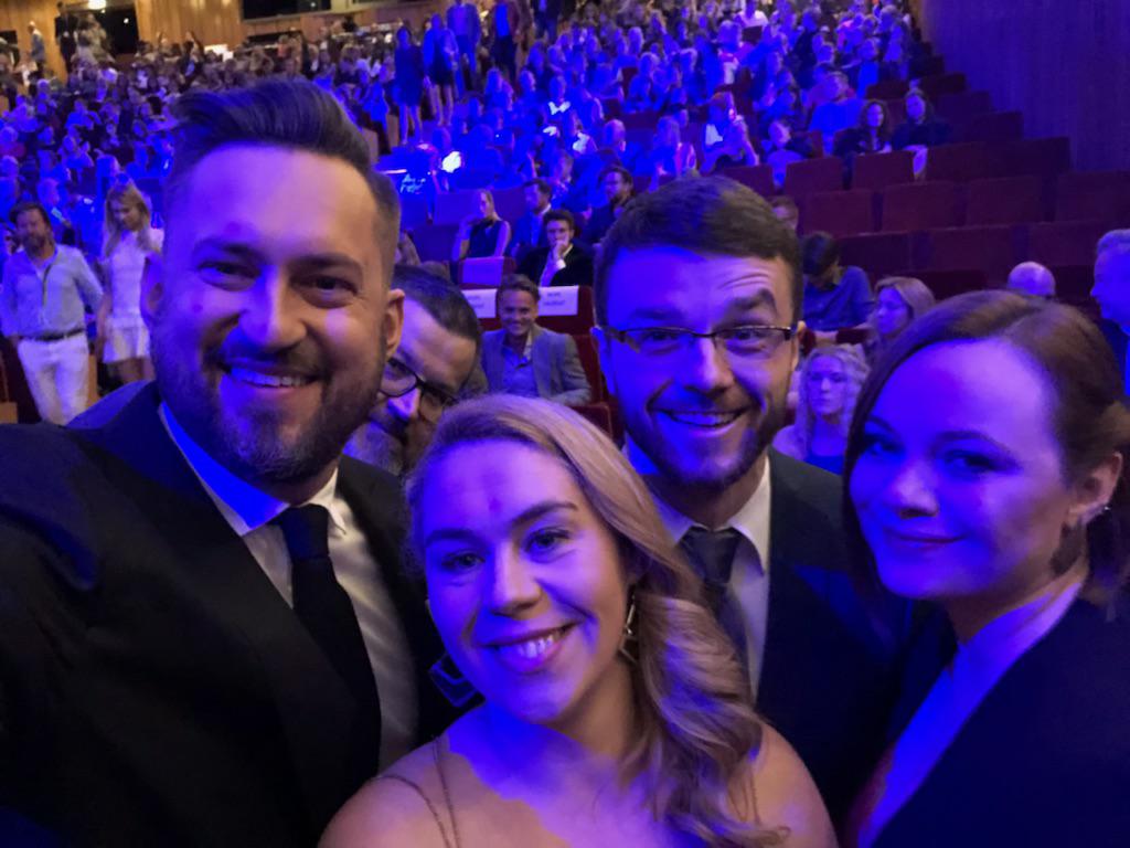 offcamera_krk's tweet photo. Tradycyjnym już selfie rozpoczynamy finał #NetiaOFFCAMERA! Jeśli chcecie przeżyć ten moment wspólnie z nami - na naszym Facebooku transmitujemy galę na żywo!   #netiaoffcamera #offcamerafestival #beindependent https://t.co/zDvB6oPsxh