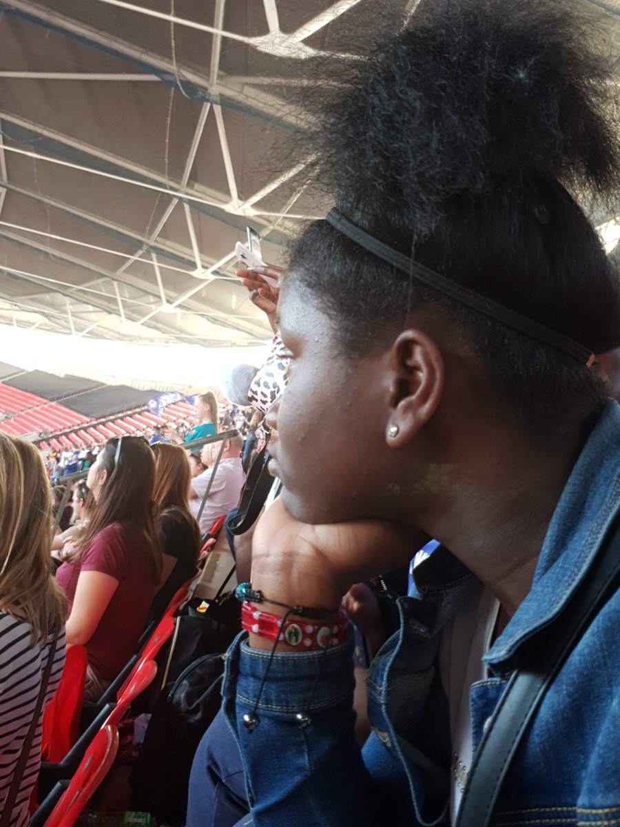weareffem's tweet photo. Aaannnnd then theres the look of disappointment as an @ArsenalWFC supporter!! Sorry Aimee #ffem #SSEWomensFACup 🤣🤣 https://t.co/z1KDg8uYc1
