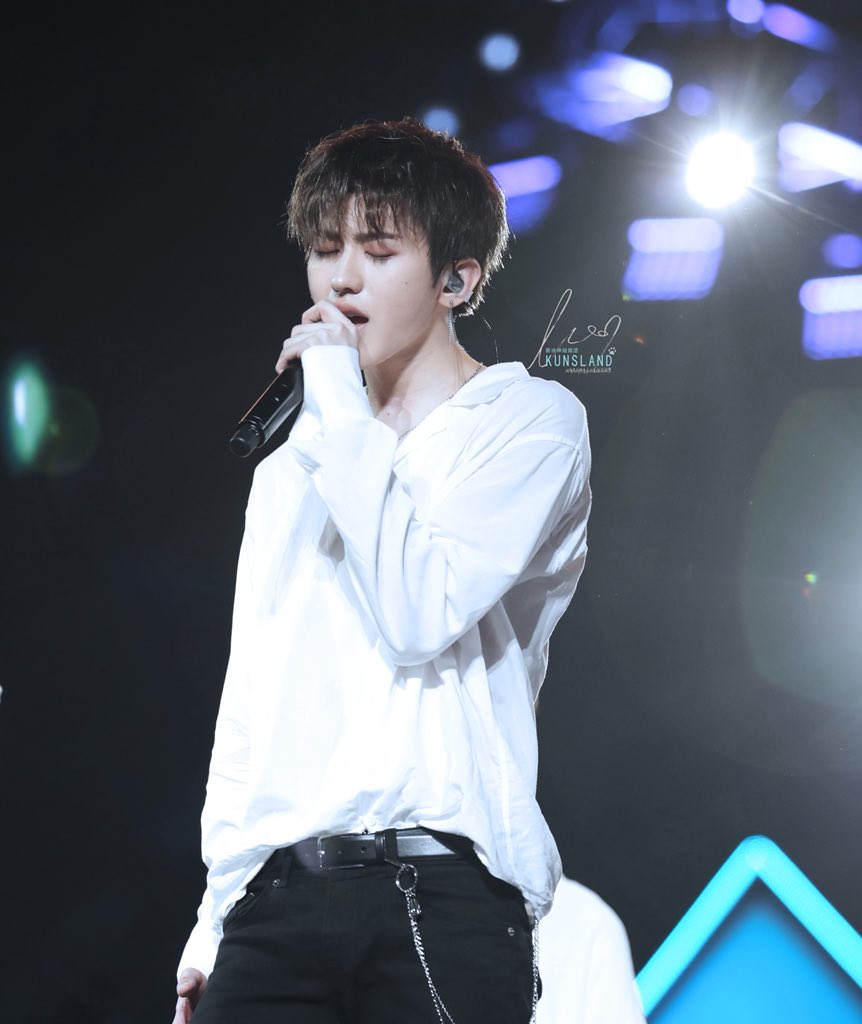 Kunsland0204's tweet photo. #CaiXukun #IdolProducer
#차이쉬쿤 #蔡徐坤 #偶像练习生 #우상연습생 #ช่ายสวี่คุน #NinePercent 
180505 [Fan Meeting］你叫他比天使微小一点 并赐他荣耀尊贵为冠冕 https://t.co/CLOEjy0ZHa