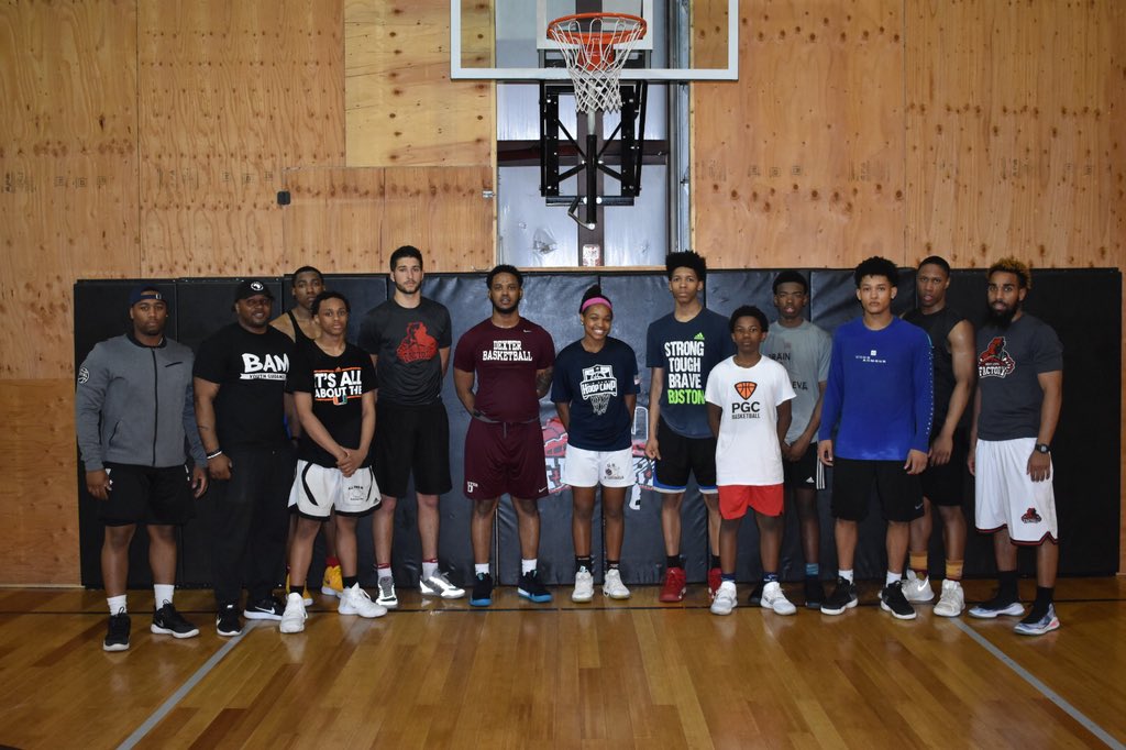 HC_CoachBrown12's tweet photo. Great night @NLFactory Next Level Night Owls!!! We have built a culture where it does not matter who you play for. We all share the same goal and that’s to take our game to the Next Level.
#NewEnglandStrong #FactoryLife #NextLevelNightOwls #Scholarships #Neutral #LevelUp https://t.co/qjCLx75ysj