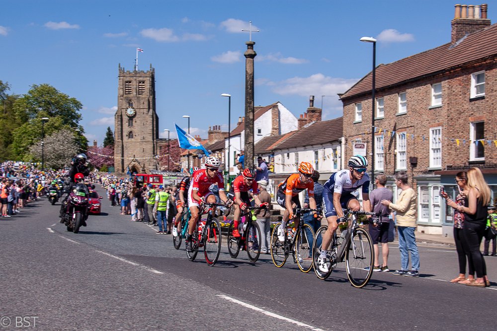 Leaders <a href="/letouryorkshire/">Tour de Yorkshire 🚴</a> passing through #Bedale – fantastic day! @OfficialBedale <a href="/RedHouseBedale/">Red House Bedale</a> #TourDeYorkshire2018 bedaleandvillages.wordpress.com/2018/05/05/lea…