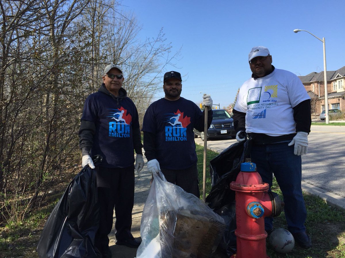 AhmadiyyaMilton's tweet photo. @AMJ_Milton members taking full part in #GoodNeighboursDay and #MiltonGoodNeighbours to make #MiltonON a cleaner place. Thanks @Indira_NH and our Mayor for being a real inspiration, so are @Mike_Cluett and @Pat_Cluett and @TownOfMilton https://t.co/JnnDQhKeTV