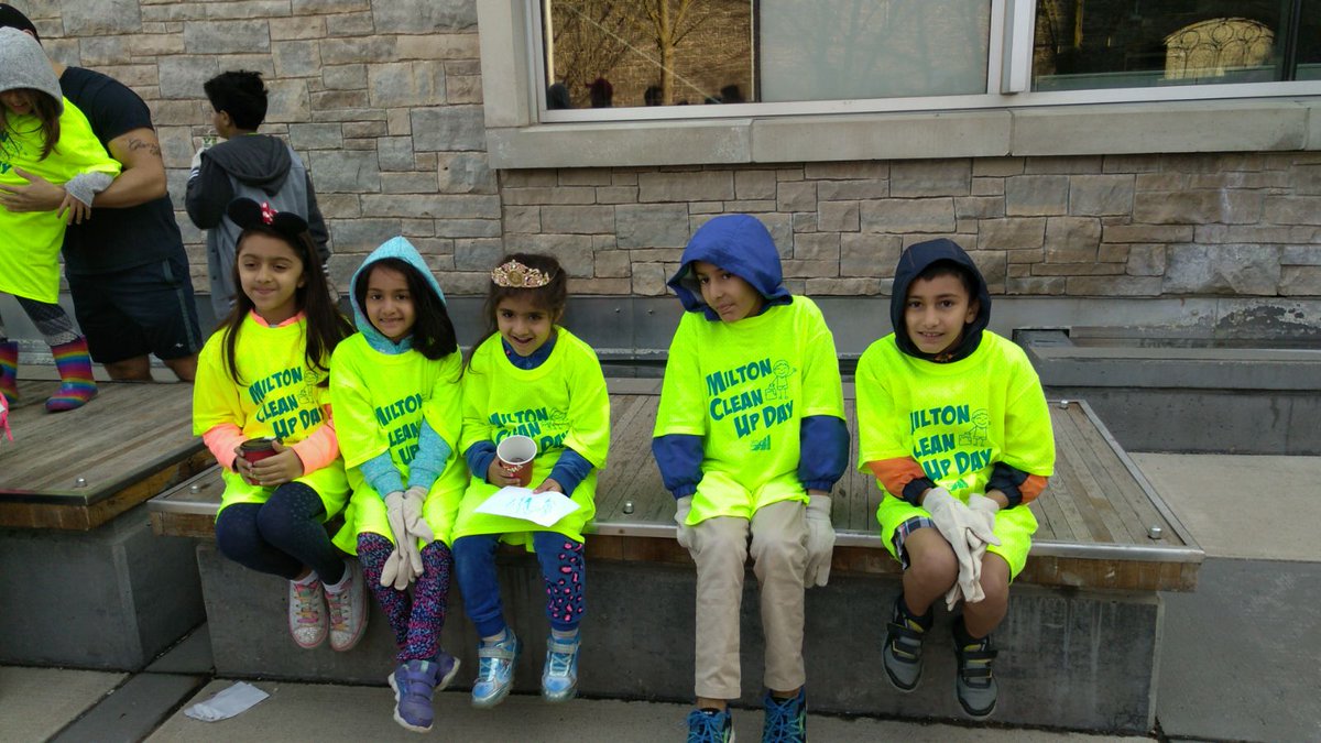 AhmadiyyaMilton's tweet photo. @AMJ_Milton members taking full part in #GoodNeighboursDay and #MiltonGoodNeighbours to make #MiltonON a cleaner place. Thanks @Indira_NH and our Mayor for being a real inspiration, so are @Mike_Cluett and @Pat_Cluett and @TownOfMilton https://t.co/JnnDQhKeTV