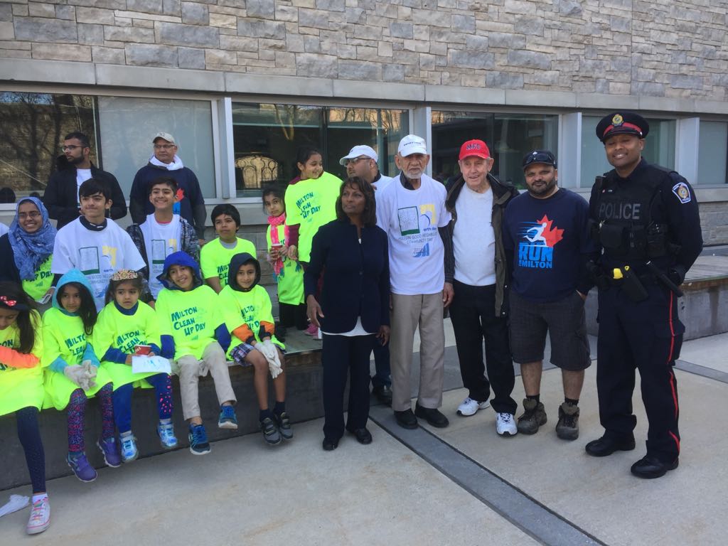 AhmadiyyaMilton's tweet photo. @AMJ_Milton members taking full part in #GoodNeighboursDay and #MiltonGoodNeighbours to make #MiltonON a cleaner place. Thanks @Indira_NH and our Mayor for being a real inspiration, so are @Mike_Cluett and @Pat_Cluett and @TownOfMilton https://t.co/JnnDQhKeTV