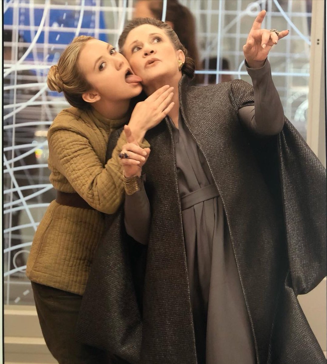 I love these two ❤❤

(from Billie's IG praisethelourd)

#MayThe4thBeWithYou #CarrieFisher #BillieLourd