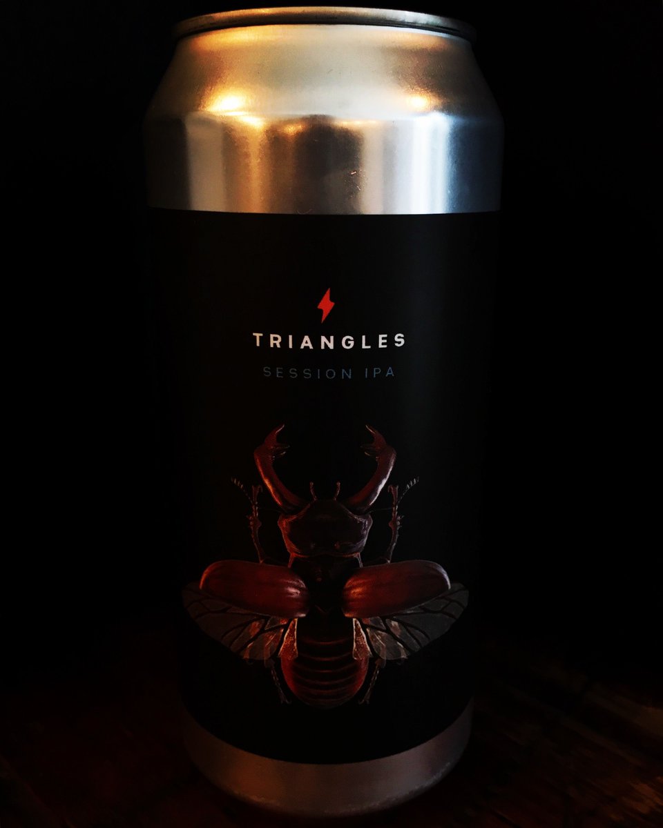 Kaelderkold's tweet photo. TRIANGLES 🔺🔺🔺
Back in stock @OlgodCraft &amp; @Kaelderkold!
Session IPA con avena y trigo, elaborada por Garage Beer Co. Como muchas de las cervezas lupuladas de Garage Beer, se presenta con aspecto de zumito, con es color anaranjado y una notable turbidez. https://t.co/DCLdBb66Y0