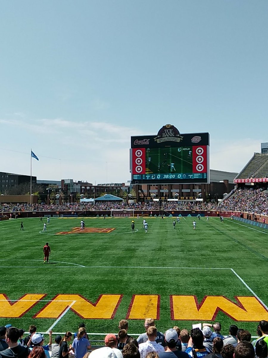 DeanReasoner's tweet photo. The perfect day for soccer #ScarvesUpMN https://t.co/nj4IJeixiy