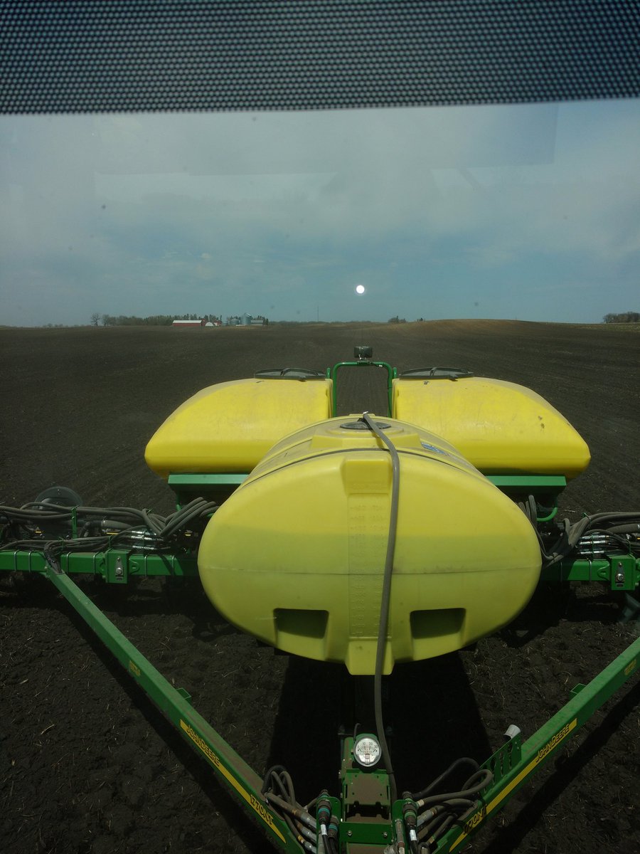 Evans1Mark's tweet photo. Not many things better than planting corn in a John Deere on a beautiful day! #plant18 underway https://t.co/UJBsa3d8oH