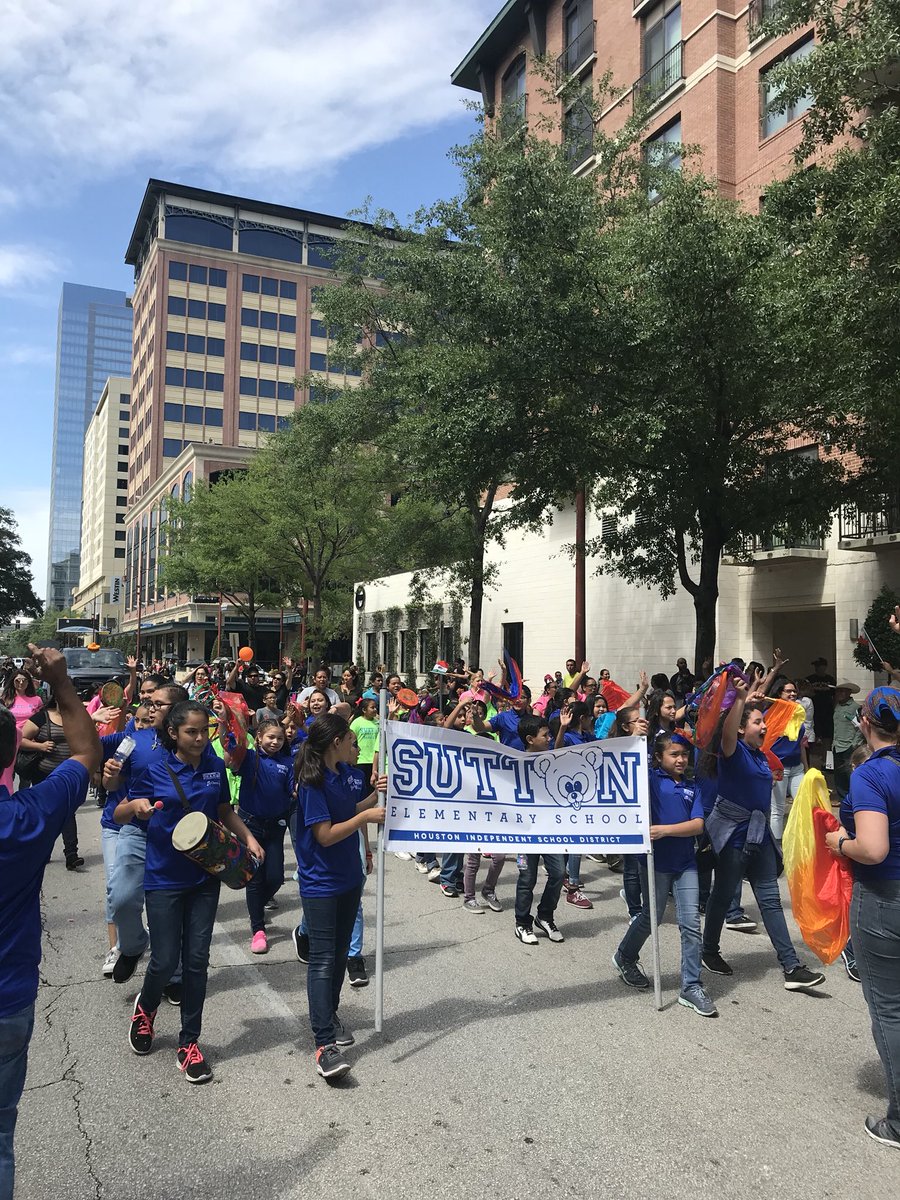 SuttonES_HISD's tweet image. Had a GRAND time at the Lulac Cinco de Mayo parade!! 🎉🎉 #SuttonPride