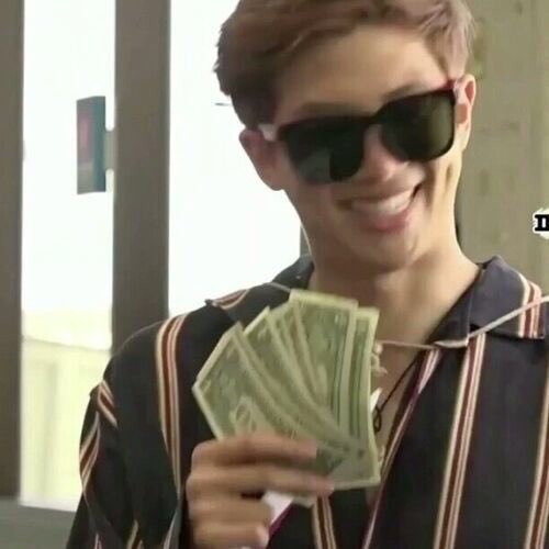 jkmixtape__'s tweet photo. my mood this morning vs my mood rn  #BTSWORLDTOUR https://t.co/mY00cEusBD