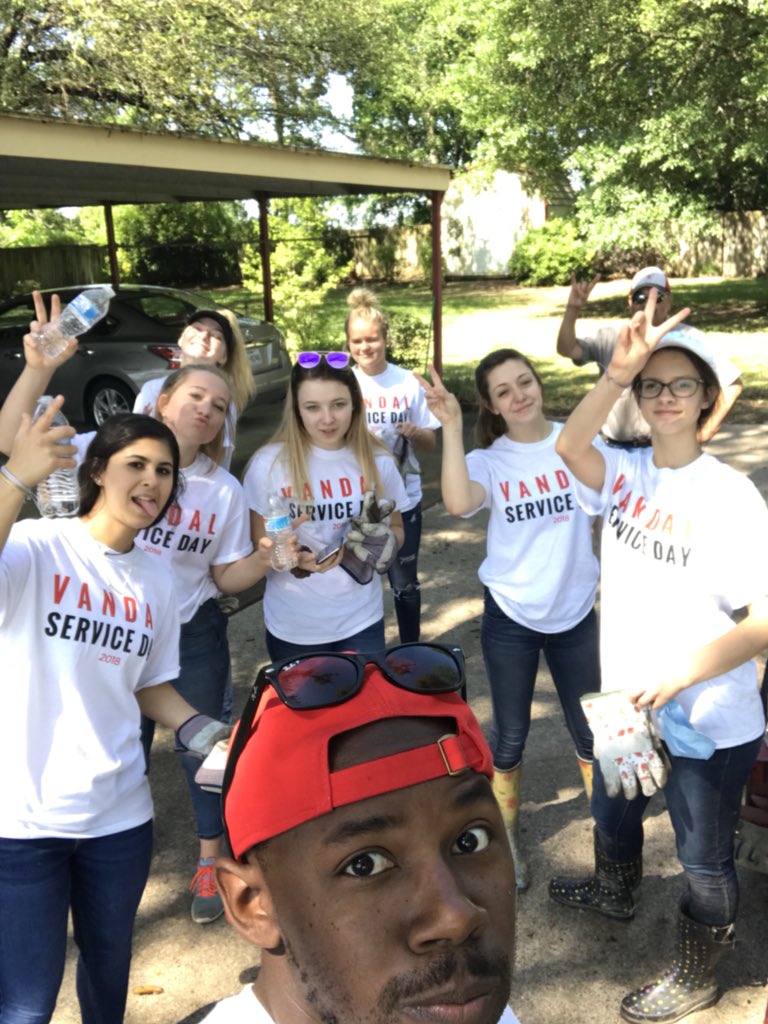 CoachReynolds23's tweet photo. Special thank you to all the kids that gave up their Saturday morning to help out the community! 
Squad Goals 
#VandalServiceDay2018
#GivingBack https://t.co/cDzIfQCBLu
