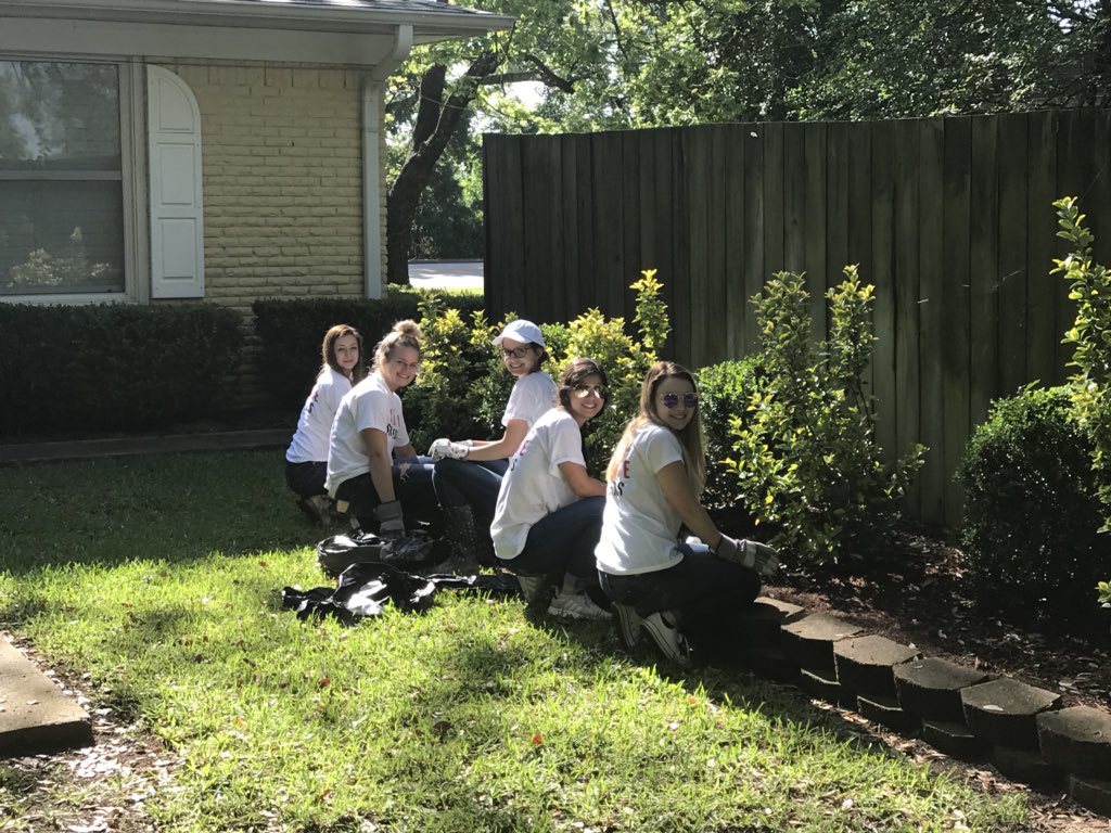 CoachReynolds23's tweet photo. Special thank you to all the kids that gave up their Saturday morning to help out the community! 
Squad Goals 
#VandalServiceDay2018
#GivingBack https://t.co/cDzIfQCBLu