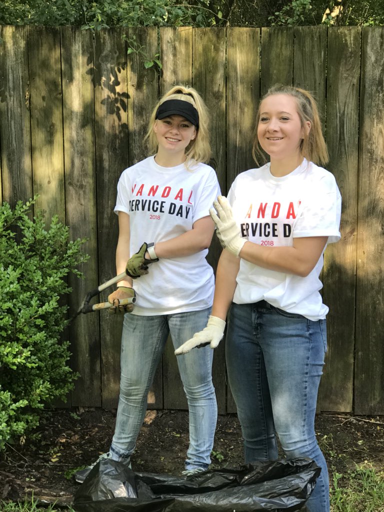 CoachReynolds23's tweet photo. Special thank you to all the kids that gave up their Saturday morning to help out the community! 
Squad Goals 
#VandalServiceDay2018
#GivingBack https://t.co/cDzIfQCBLu