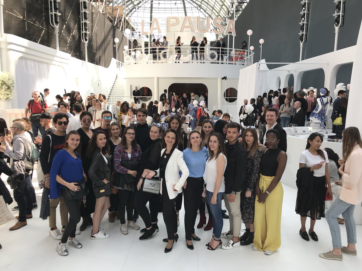 MichaelaMerk's tweet photo. Dernières les coulisses du défilé de la dernière collection @CHANEL au Grand Palais - une sélection des étudiants actuels et futures du double master #GLAM1718 at @SKEMA_BS @GlobalLuxuryMgt https://t.co/Wwi62OO0gD