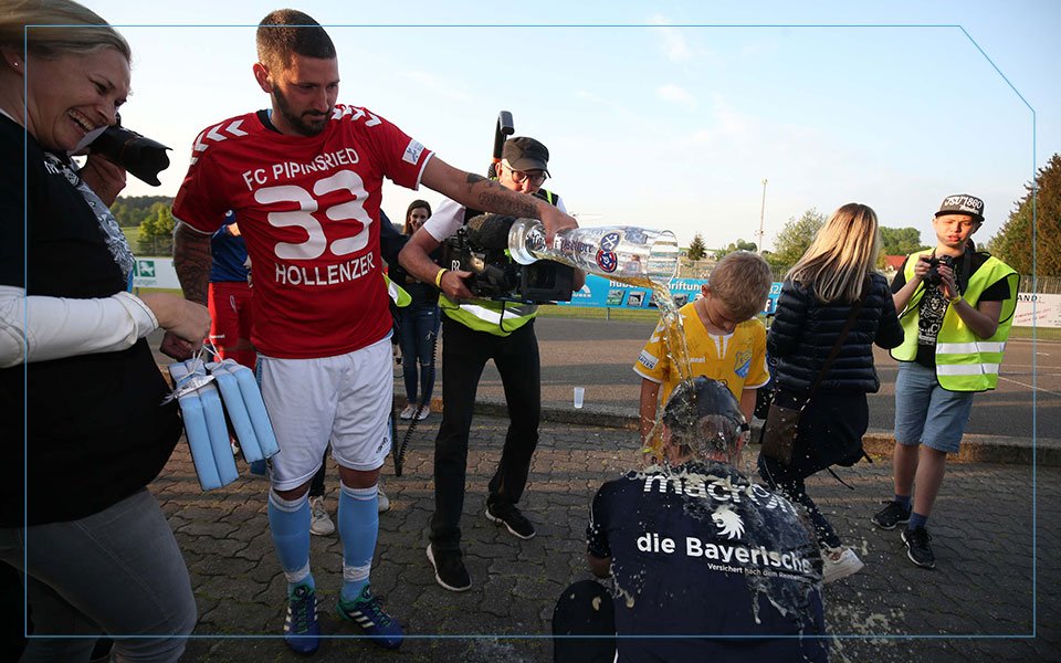 TSV1860's tweet photo. Die #Löwen sind Regionalliga-Meister. Alles rund um den 3:0-Sieg ⚽⚽⚽ in Pipinsried.
SPIELBERICHT https://t.co/nLfRCphNxb
STIMMEN https://t.co/LSdHsCpRSE
GALERIE https://t.co/5TfVaZnKsV
#FCPM60 #tsv1860 #RegionalligaMeister https://t.co/MCCwH72ubH