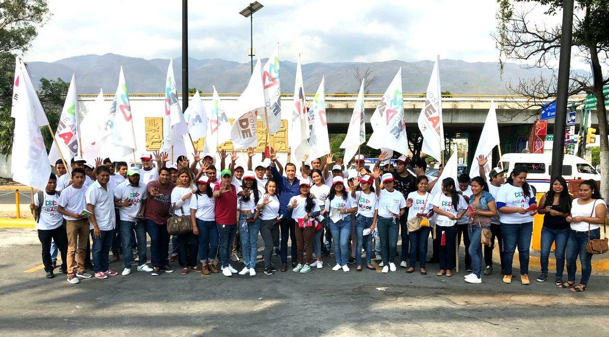 JovenexMeadeGro's tweet photo. 🙋  El activismo lleno de energía es posible con la juventud en #Chilpancingo quienes comparten la visión del México con @JoseAMeadeK 💚✌ ¡La capital de #Guerrero está lista #MeadePresidente 💪🕪👧👮👱👷🕺💃💪💏 https://t.co/Day18ioKEU