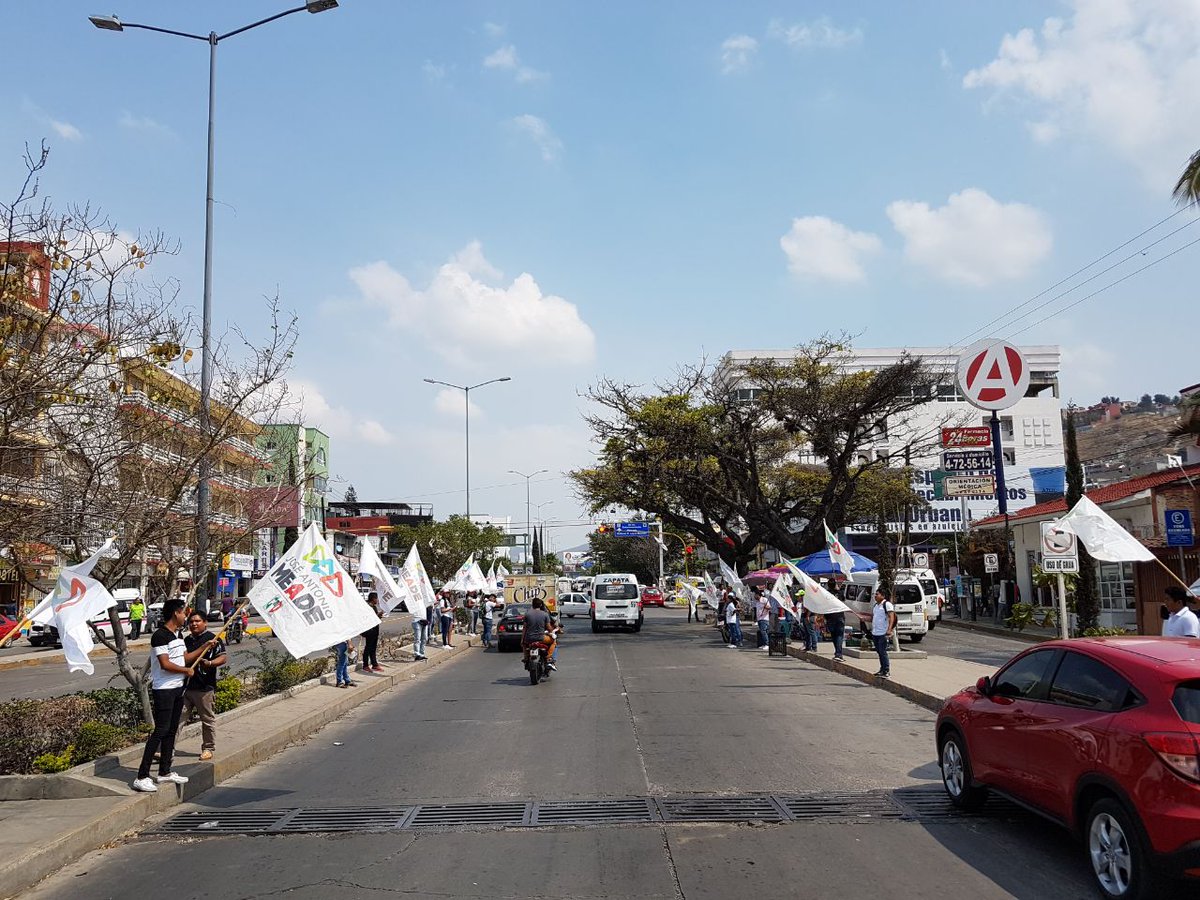 JovenexMeadeGro's tweet photo. 🙋  El activismo lleno de energía es posible con la juventud en #Chilpancingo quienes comparten la visión del México con @JoseAMeadeK 💚✌ ¡La capital de #Guerrero está lista #MeadePresidente 💪🕪👧👮👱👷🕺💃💪💏 https://t.co/Day18ioKEU