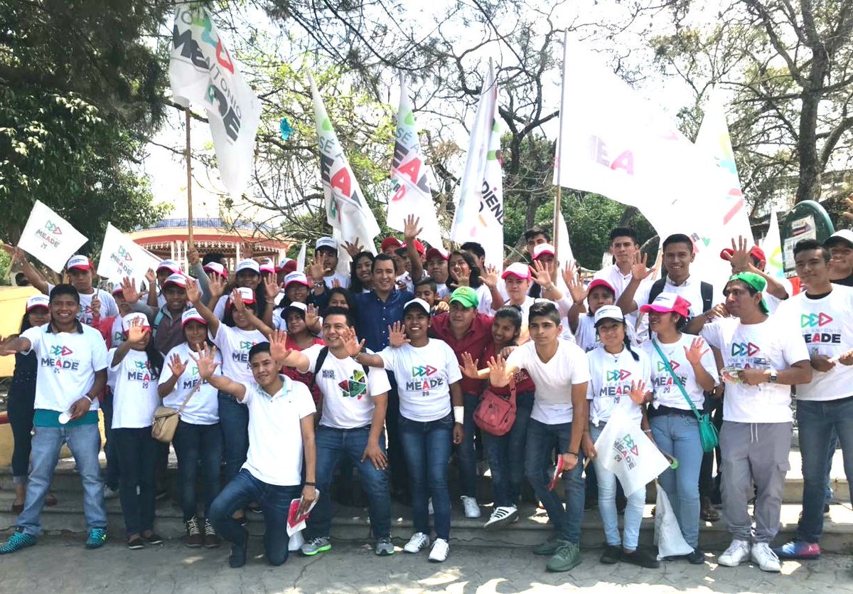 JovenexMeadeGro's tweet photo. 🙋  El activismo lleno de energía es posible con la juventud en #Chilpancingo quienes comparten la visión del México con @JoseAMeadeK 💚✌ ¡La capital de #Guerrero está lista #MeadePresidente 💪🕪👧👮👱👷🕺💃💪💏 https://t.co/Day18ioKEU