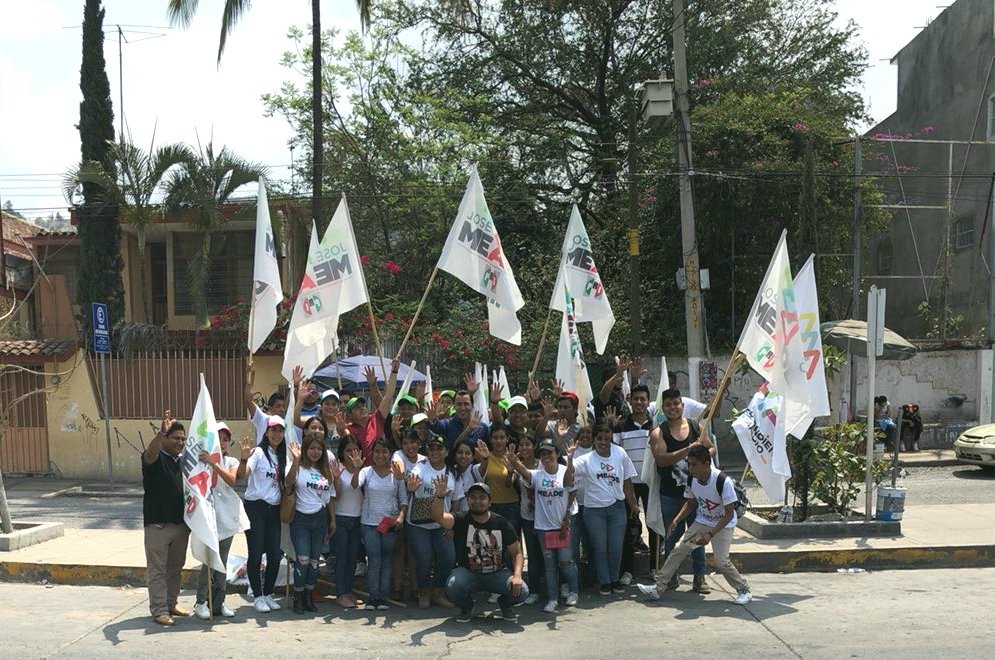 JovenexMeadeGro's tweet photo. 🙋  El activismo lleno de energía es posible con la juventud en #Chilpancingo quienes comparten la visión del México con @JoseAMeadeK 💚✌ ¡La capital de #Guerrero está lista #MeadePresidente 💪🕪👧👮👱👷🕺💃💪💏 https://t.co/Day18ioKEU