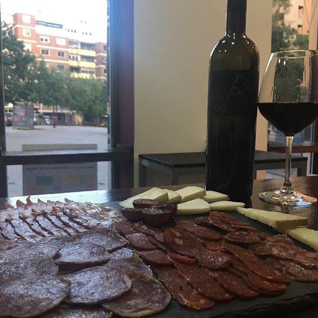 Los mejores embutidos y quesos de Granada, disfrútalos siempre con vinos  de la zona. Os presentamos Malegro una fantástica Bodega del Padul. Consiguen un equilibrio perfecto gracias al constante mimo de sus viñedos. #bodegasmalegro #WineGranada #artesan… ift.tt/2rnkTsx