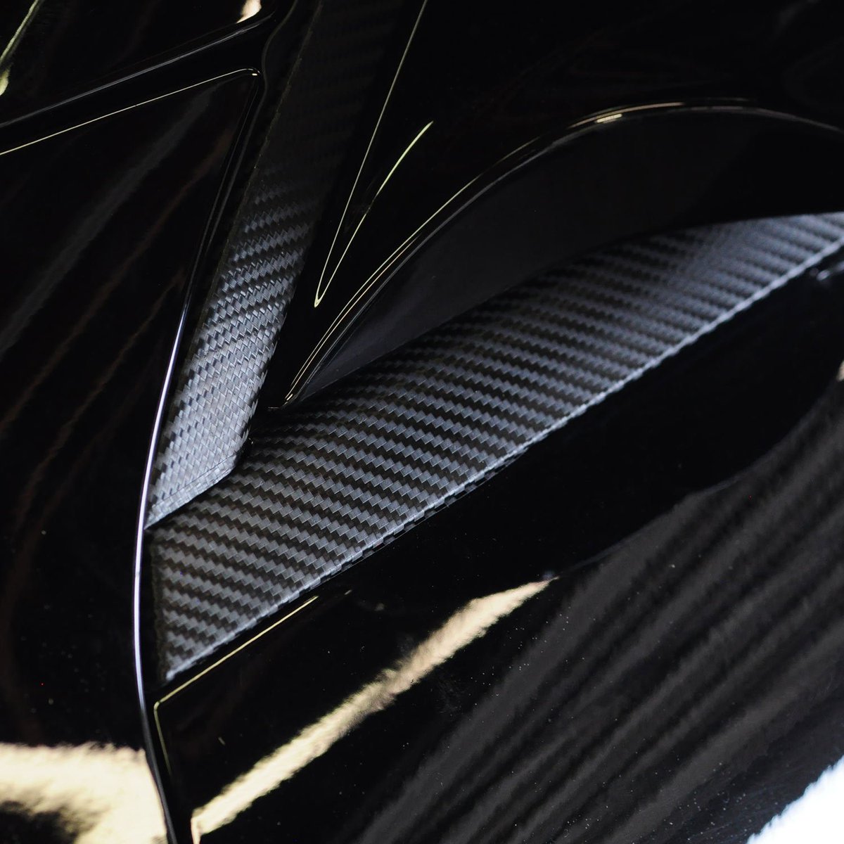 fastlanetintsaz's tweet photo. We've got carbon fiber fever over here... The temps are getting hot and so are the cars! Just a few detail shots from this week. 

Every good shop will tell you, the details make the difference. #vehiclewraps #carbonfiber #MercedesBenz 
https://t.co/k3lMyiNP0K https://t.co/UiXbFho3q4