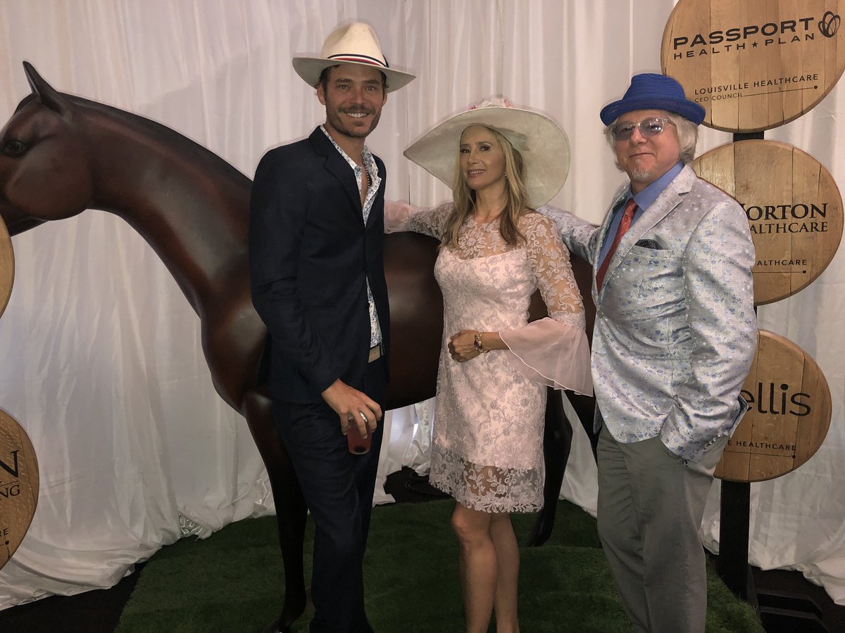 MiraSorvino's tweet photo. We’re at the #Derby now! @KentuckyDerby @ChurchillDowns #KentuckyDerby2018 https://t.co/K67CQsjrct