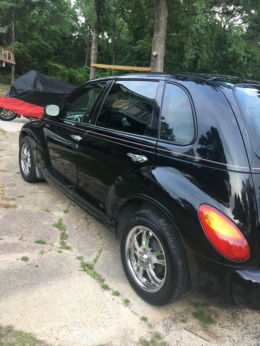 catheriinejeann's tweet photo. I named my car luke Bc it has red stripes on the side and Luke had red stripes on his pants when I saw him in Houston #5sos3houston #5sos3 #5sos @Luke5SOS @5SOS https://t.co/pLOiHhbokX