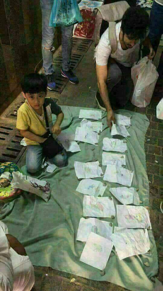 بمنتهى البراءة عَرض هذا الطفل رسوماته للبيع ،،كى لا ينخرط في ذل التسول مُعتقدا أنها جميلة و تستحق البيع فتعاطف الكثير معه وقامو بشراء اللوحات 💚❤
إنها فطرة الكرامة .. رغم قسوة الحياة ..