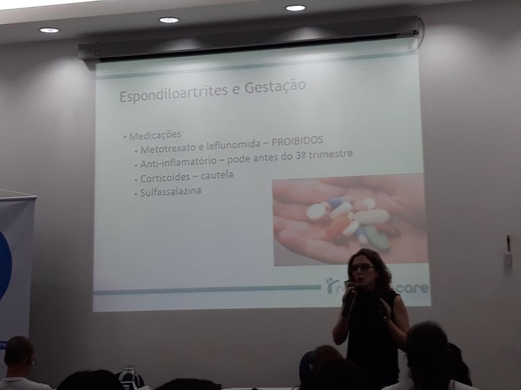 pryscilatorres's tweet photo. "Mulheres com espondilite possuem fertilidade normal e podem engravidar. Porém, alguns medicamentos são proibidos, como o metotrexato e leflunomida", explica Dr. Bruna Chu #EncEA2018 #espondilite #diamundialdaespondilite #spondylitis https://t.co/i1zfwXuWua