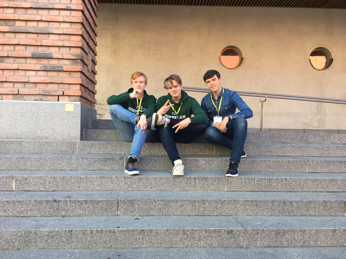 vroelevkar's tweet photo. Vi är duktiga och städar åt alla andra på #upptakt18. Finns det pris att få för detta, @emilvsfrida? #elevkår https://t.co/YCObh0URDL
