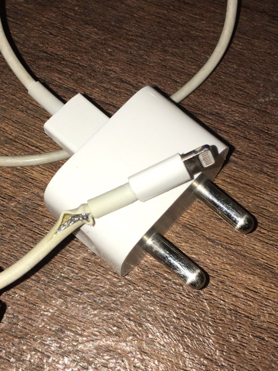 gupta_06's tweet photo. #Iphone
Dear #Apple ,You must have received millions of complain regarding your ridiculous charger
I am wondering whey you are unable to improve the wire quality?
You must ask any of the Chinese manufacturing companies to produce it for you, They are better than you on this. https://t.co/56KFyZ0jOg
