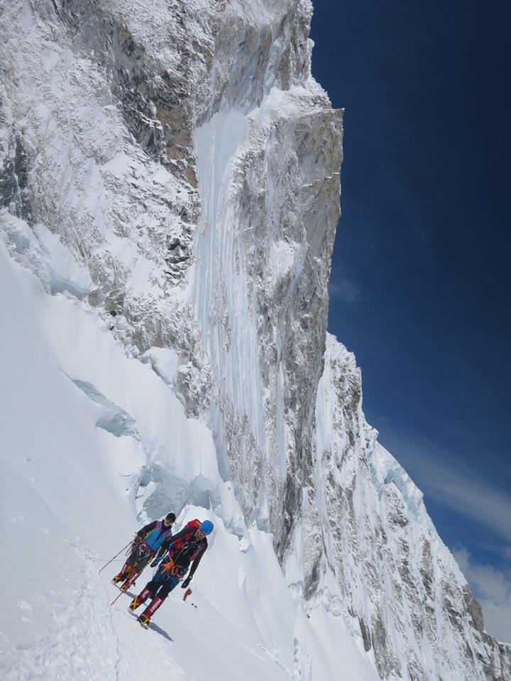 speragire's tweet image. &quot;5/5/18 GIORNO 25 Io e i miei compagni siamo arrivati al Campo 3 (7.162 mt ) oggi e ci fermeremo qui per la notte. Domani riscenderemo. Stiamo bene e il morale è alto! #EverestExpedition2018 #Cosmobserver
Credit  Facebook Maurizio Cheli - @thecosmobserver