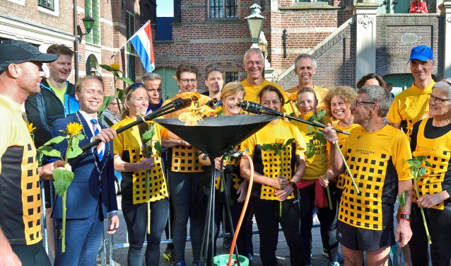 HK_Culemborg's tweet photo. Bevrijdingsvuur in 4 uur naar Culemborg CULEMBORG Burgemeester Gerdo van Grootheest heeft zaterdagmorgen het bevrijdingsvuur op de Markt ontstoken. Een groep van 17 hardlopers van atletiekvereniging Statina was 's... https://t.co/O5ekLzthJq https://t.co/Ij2gQfab6Q