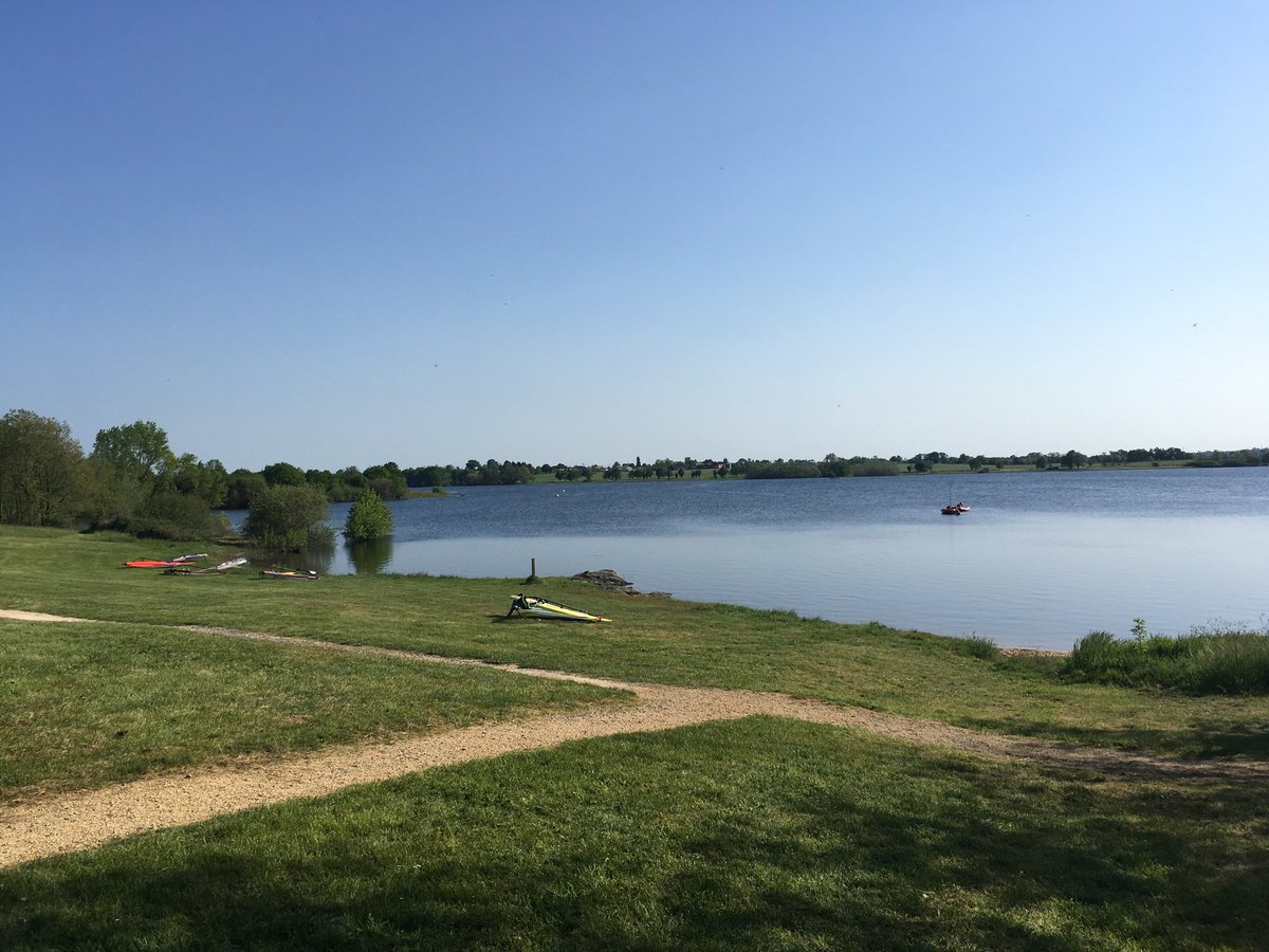 styl411's tweet photo. Petite session au lac du #Cebron. Merci à Benoit pour l’accueil! #EFV #Windsurf #DeuxSevres https://t.co/1sbecrTNEJ