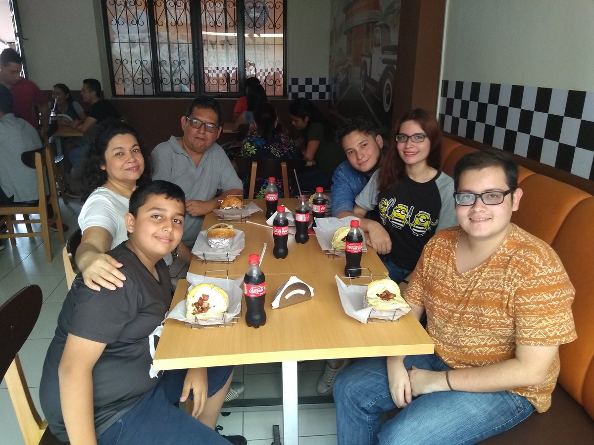johnfryago's tweet photo. Mi séptima parada en el #MasterBurgerCo fue Colombia Drive Thru #Bucaramanga Toda una delicia https://t.co/0MQ0HiZoCb