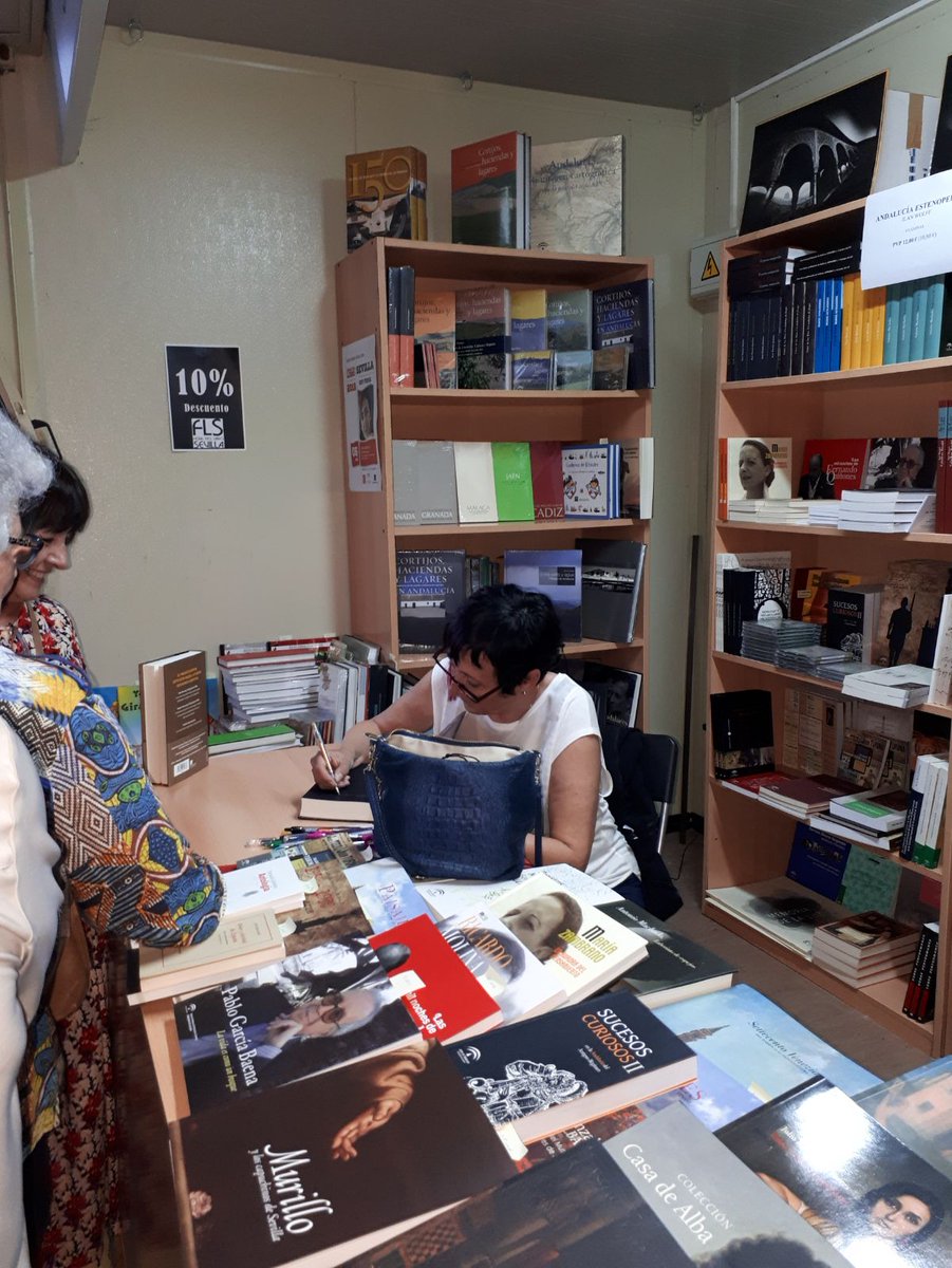 AntoniaOsorno's tweet photo. @elia_barcelo firma ejemplares de 'El color del silencio' en su #10edicion en el stand de @CulturaAND con @CAL_Letras y @RocaEditorial en @FLSevilla #MujeresdeLetrasTomar https://t.co/gR1mYI8QIU