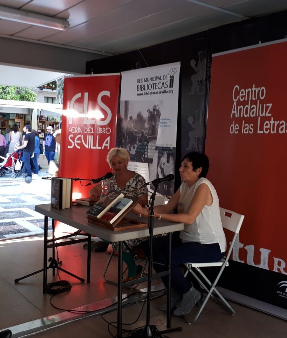 AntoniaOsorno's tweet photo. @elia_barcelo firma ejemplares de 'El color del silencio' en su #10edicion en el stand de @CulturaAND con @CAL_Letras y @RocaEditorial en @FLSevilla #MujeresdeLetrasTomar https://t.co/gR1mYI8QIU