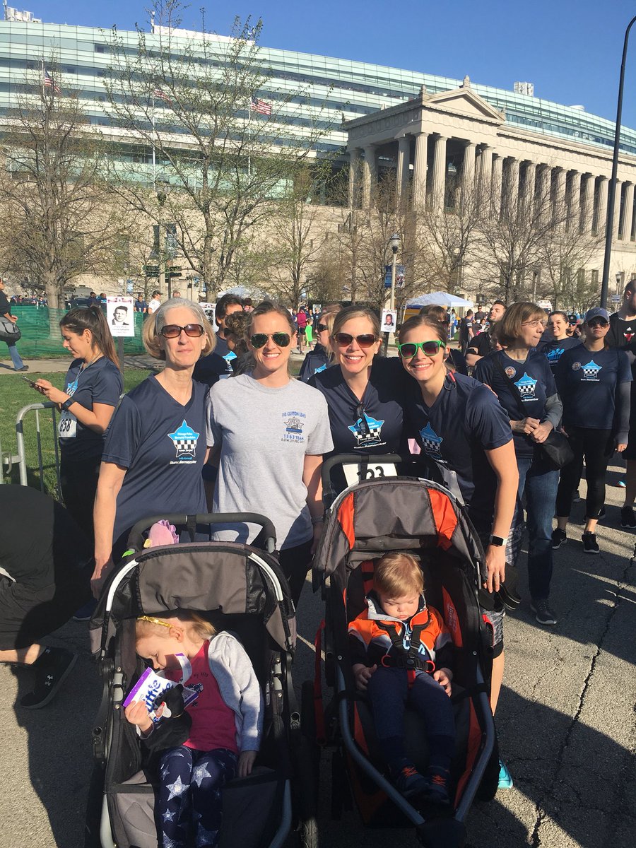 ccastanedaAPI's tweet photo. Picture perfect view to run for those who made the ultimate sacrifice and their families. Thank you to all who serve and protect. #runtoremember #chicagopd #win4youthna https://t.co/UymfMBcWgK