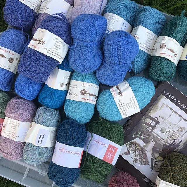 Stitchmastery's tweet image. Trying to choose colours for a hat but too many options is making it tricky 😐 #fairisleknitting #strandedknitting #colourwork #colorwork #somanyblues ift.tt/2JWfbWu