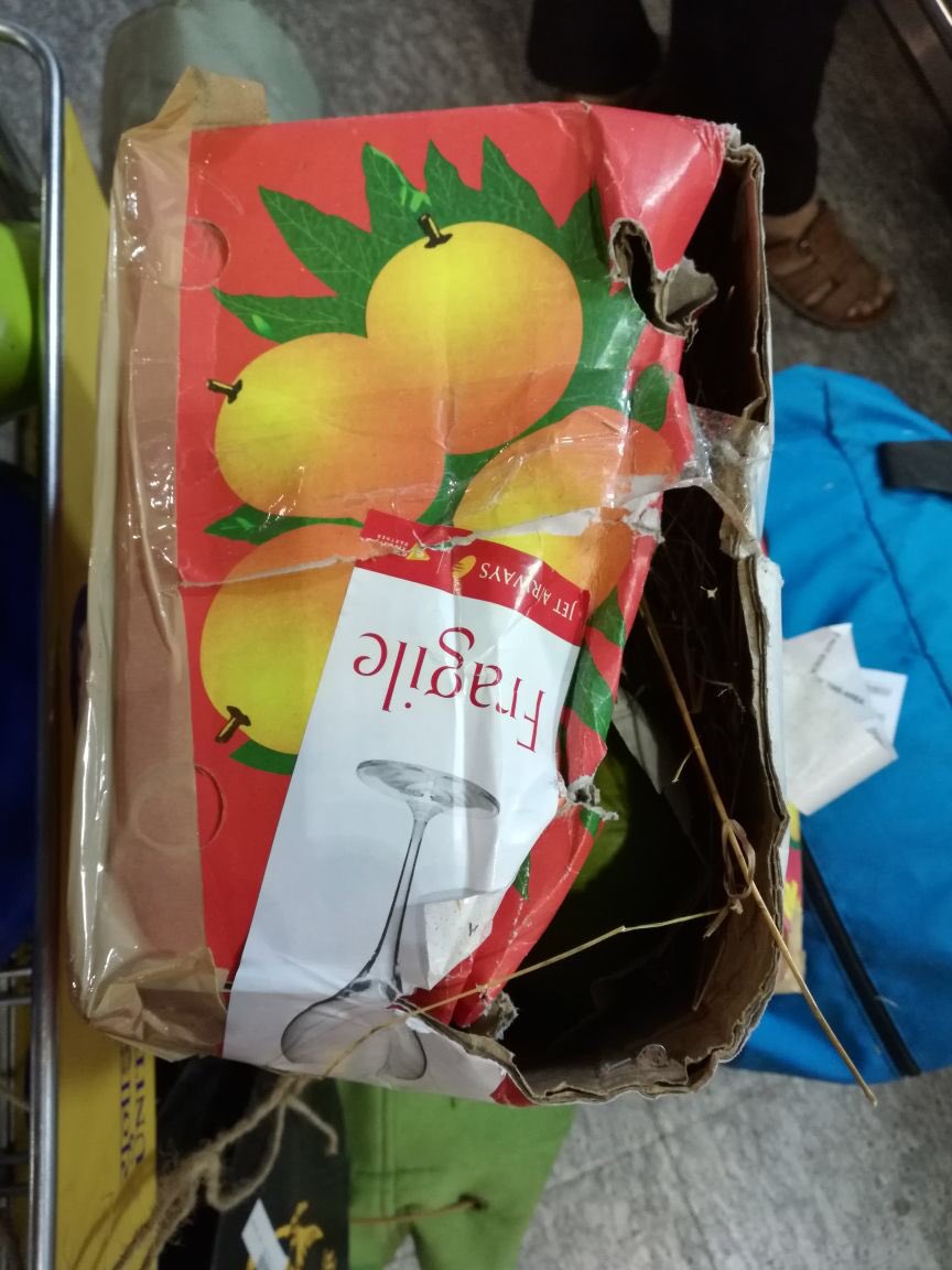 harishrib's tweet photo. Amazingly shitty customer service @jetairways - 1. charge extra for the box 2. pilfer and steal 3. customer service exec isn’t available. 👏🏽 https://t.co/SvWSdkwO3q