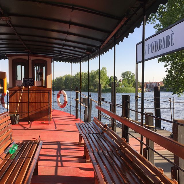 ischiam's tweet photo. S mosty bych v Praze už moc nepočítal. Ale jestli všechny přívozy fungujou tak skvěle a sympaticky jako tenhle, zvládneme to. #podbaba #troja #prague https://t.co/MbPKHYD1eR https://t.co/ie4en6WAGd