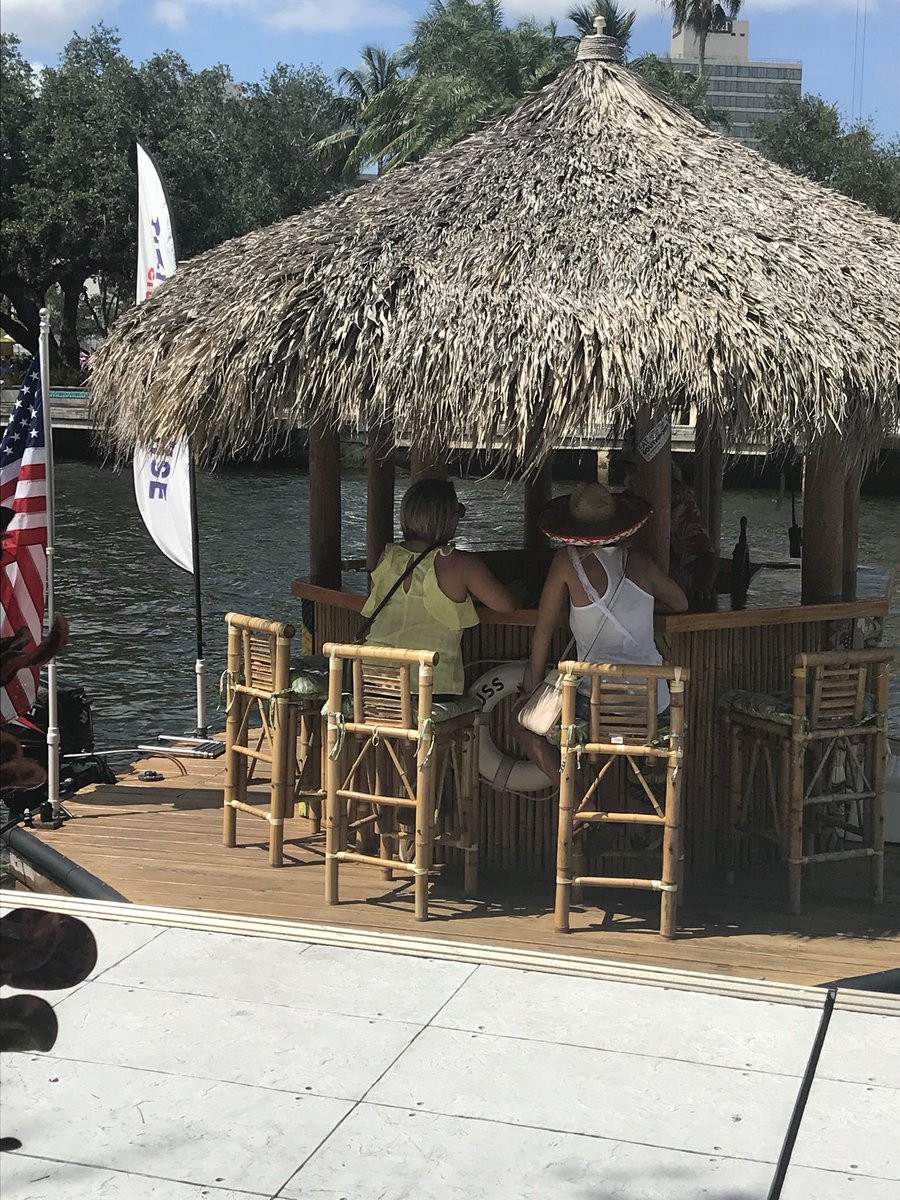 ann1maloney's tweet image. Can’t wait to be cruisin’🏝🍹 Thanks @CrusinTiki 🎉 #1DickmanForLife #BachWeekend